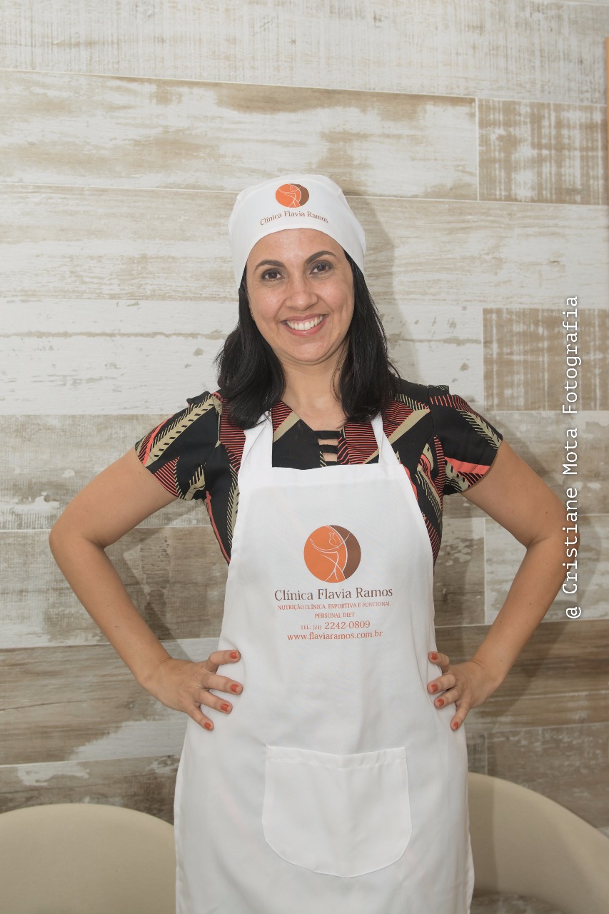 Dra. Flavia Ramos de avental