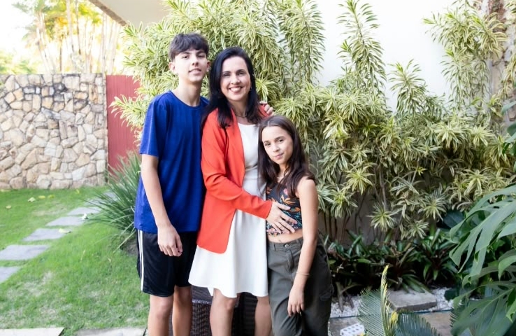 Família reunida cozinhando refeição saudável e consciente com a orientação da Dra. Flavia Ramos